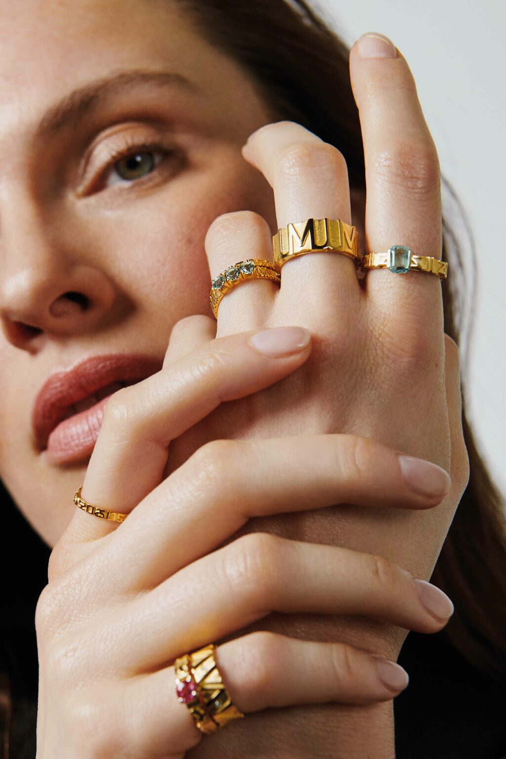 Bild von Frau mit verschiedenen Ringen an der Hand
